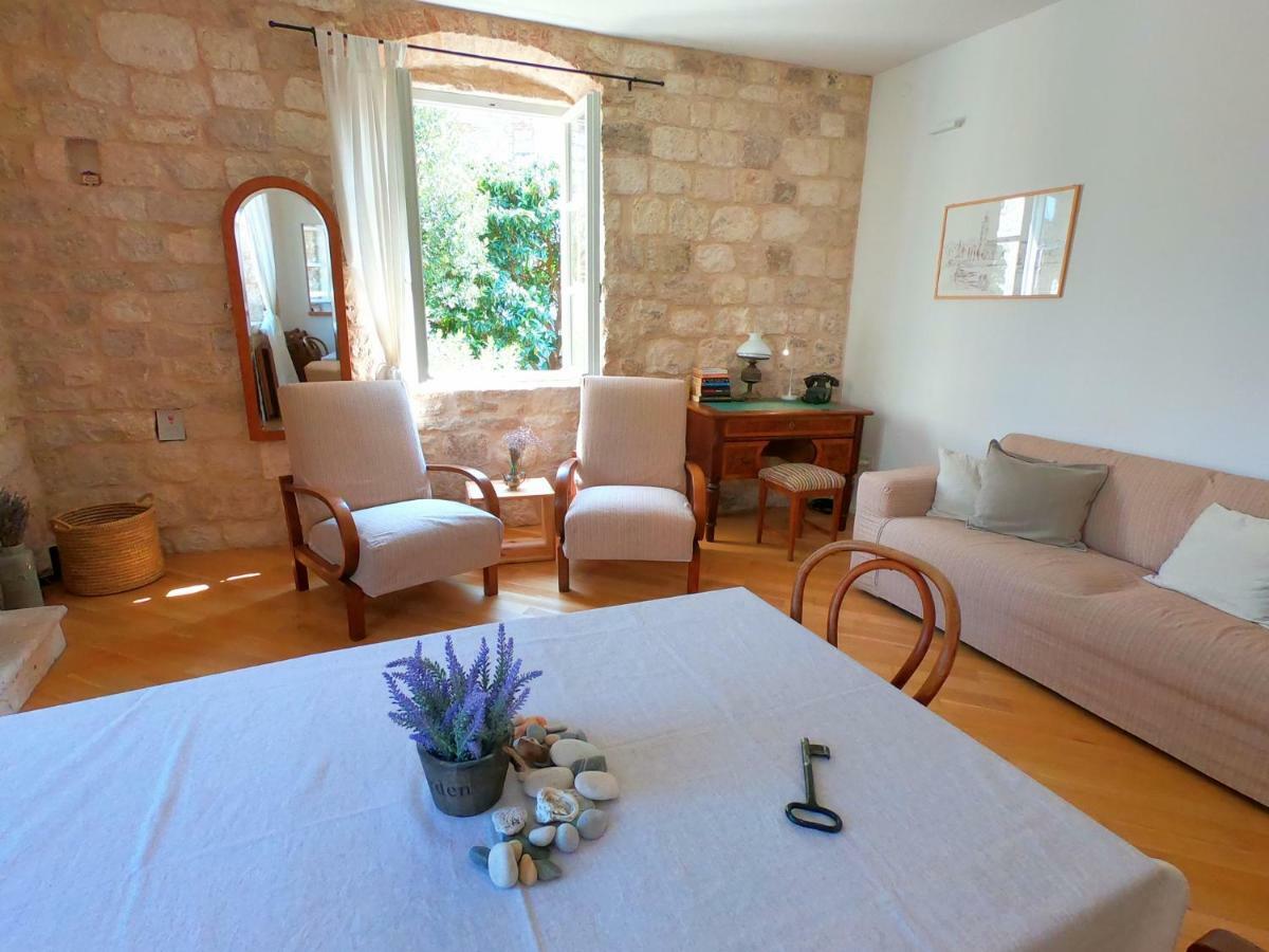 Historic Piazza House & Romantic Hidden Garden Hvar Town Kültér fotó