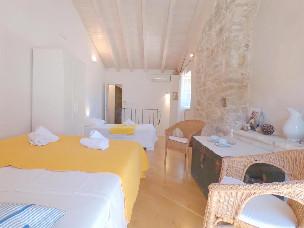 Historic Piazza House & Romantic Hidden Garden Hvar Town Kültér fotó